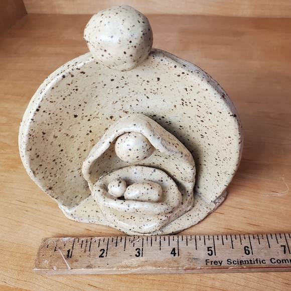 Handmade Ceramic Nativity. Artist Signed, Speckled Beige Holy Family Art. - Picture 5 of 6